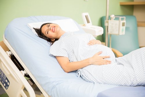 Los doctores examinarán la postura del bebé para determinar el parto a realizar.