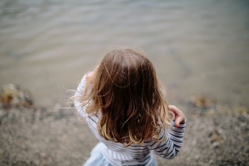 Los niños deben recibir la educación ambiental para entender la importancia del agua en el planeta.