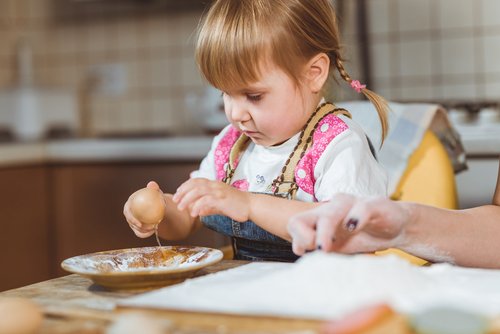 Muchos niños tienden a jugar con la comida.