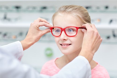 ¿Cómo saber si mi hijo necesita gafas?