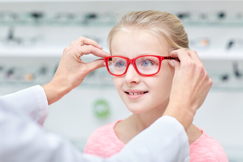 ¿Cómo saber si mi hijo necesita gafas?