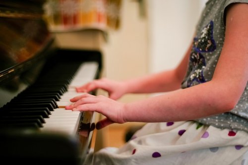 Los beneficios de tocar un instrumento musical potencian muchas cualidades de los niños.
