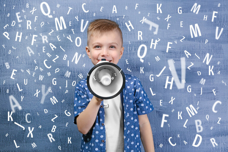 Mi hijo habla mucho en clases, ¿Qué debo hacer?