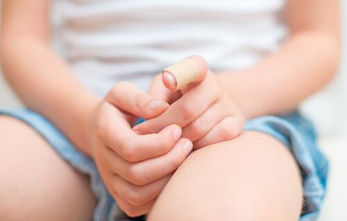 Pillarse un dedo puede acarrear consecuencias negativas para la salud.