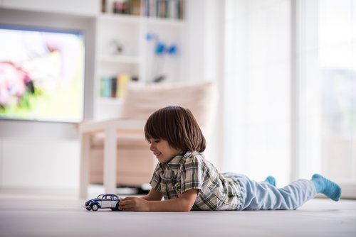 Que los niños aprendan a jugar solos es bueno para su personalidad.
