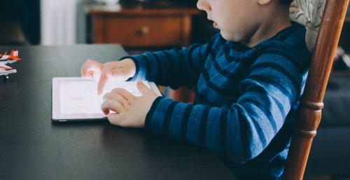 Niño con una tablet usando alguna de las Apps infantiles para pintar y colorear.