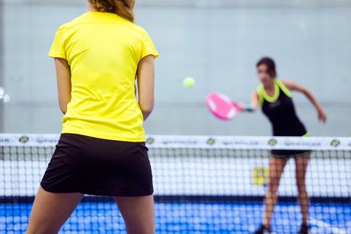 Adolescentes jugando al pádel como forma de ocio alternativo.