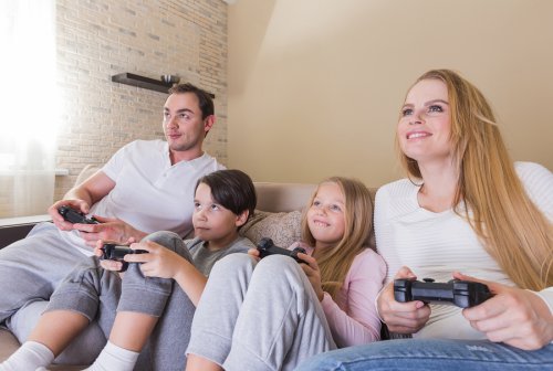 Padres con sus hijos jugando a videojuegos.