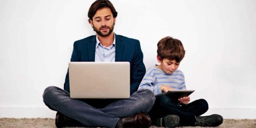 Los padres tecnológicos pueden compartir muchas actividades con sus hijos.