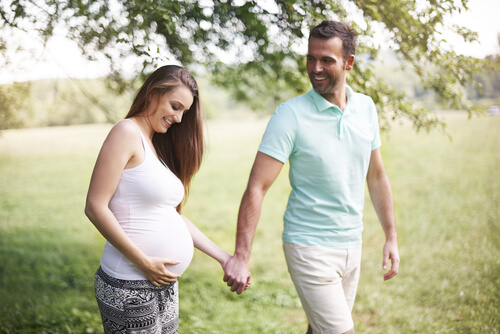 Muchas futuras mamás se preguntan cuánto debe caminar una embarazada al día.