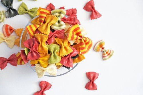 Pasta de muchos colores para hacer manualidades con ella.