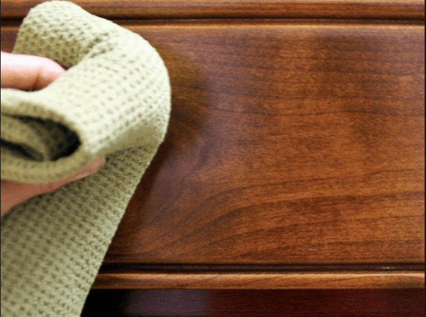 Trucos para eliminar la pintura de los muebles.