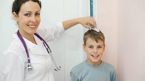 La carence en hormone de croissance est détectée par des contrôles réguliers.
