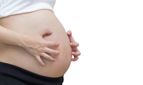 La urticaria durante el embarazo causa picazón.