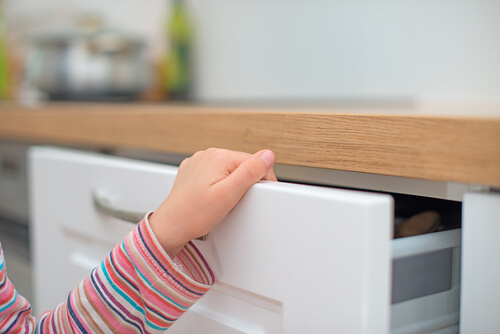 ¿Qué hacer si mi hijo se pilla un dedo?