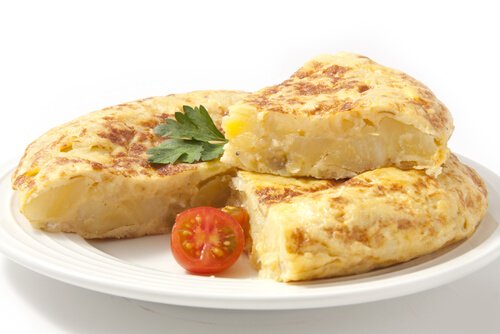 Las recetas con huevo para niños incluyen tortillas con patatas y otros ingredientes.