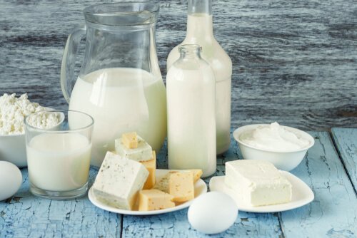 Diferentes productos lácteos para la alimentación infantil, como queso, yogur, leche...