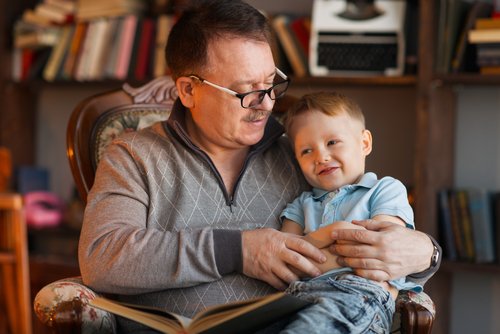 Existen muchos libros recomendados para los abuelos.