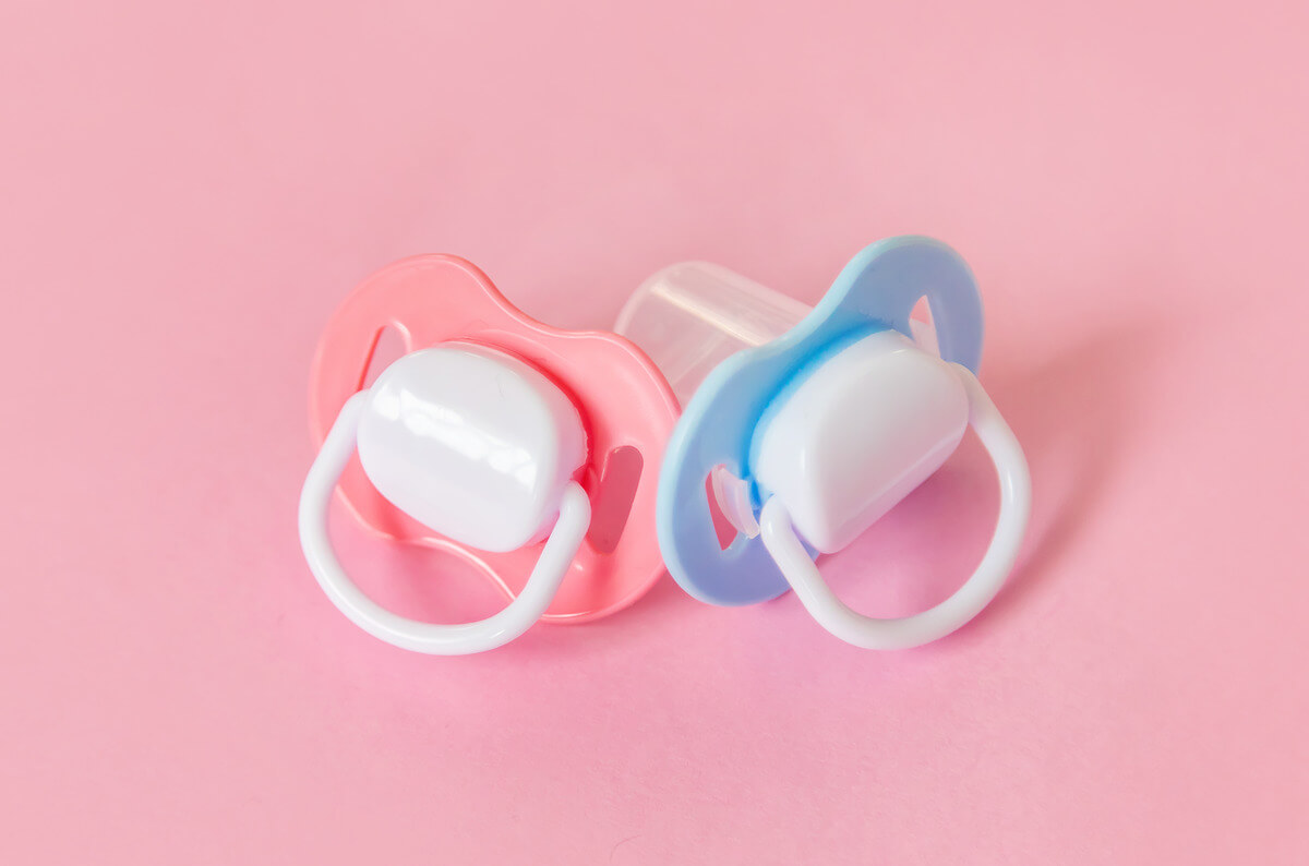 chupones para bebé en color azul y rosa.