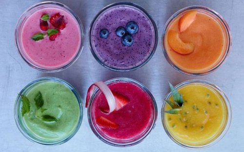 Los batidos de frutas para niños son coloridos y refrescantes.