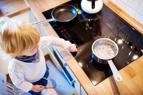 Si tu hijo se ha quemado con agua hirviendo, debes evaluar su herida para saber qué auxilios aplicar.