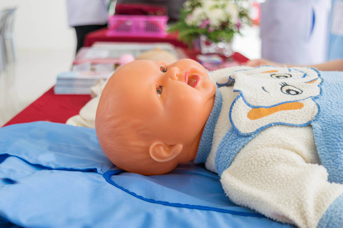 Bebé de juguete con ropita de color azul