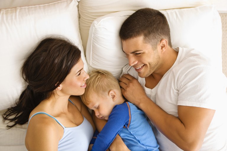 Hasta qué edad debe dormir el bebé en la habitación con sus padres