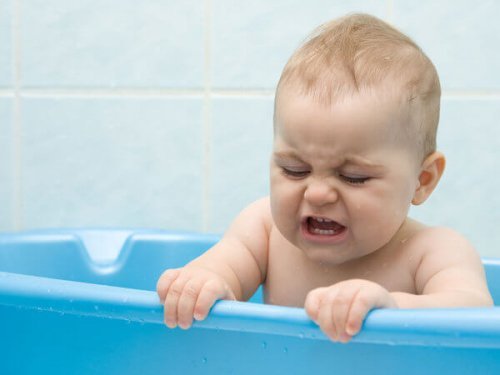 Los bebés pequeños deben estar acompañados de sus padres todo el tiempo en el baño.