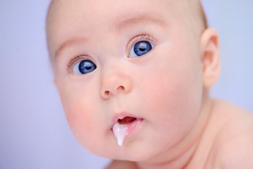 La gran mayoría de los bebés ya no sufrirá regurgitaciones tan pronto como lleguen a los 12 meses de edad.