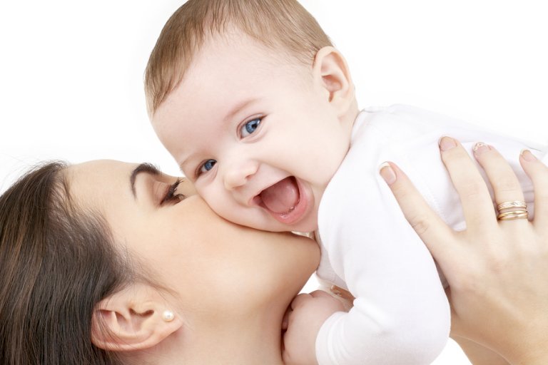 ¿Por qué es bueno enseñar a los bebés a sonreír?