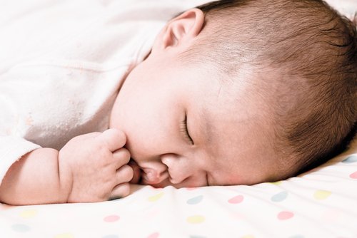 La croûte de lait du bébé ressemble aux pellicules des adultes.