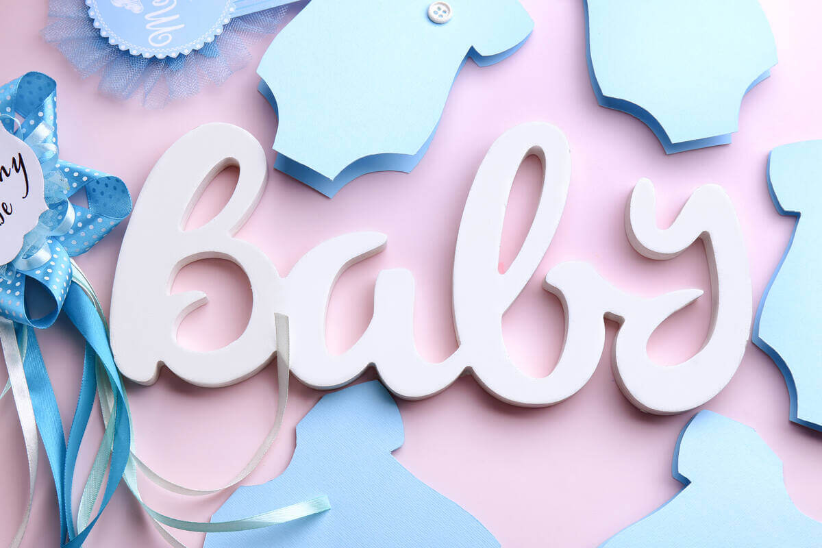 Palabra bebé sobre fondo de color