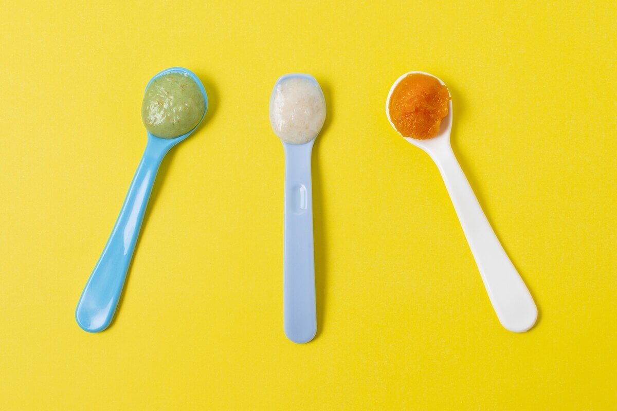 cucharas con sabores diferentes en un fondo amarillo