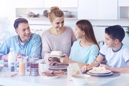 Comer y cenar en familia fortalece los vínculos entre sus miembros.