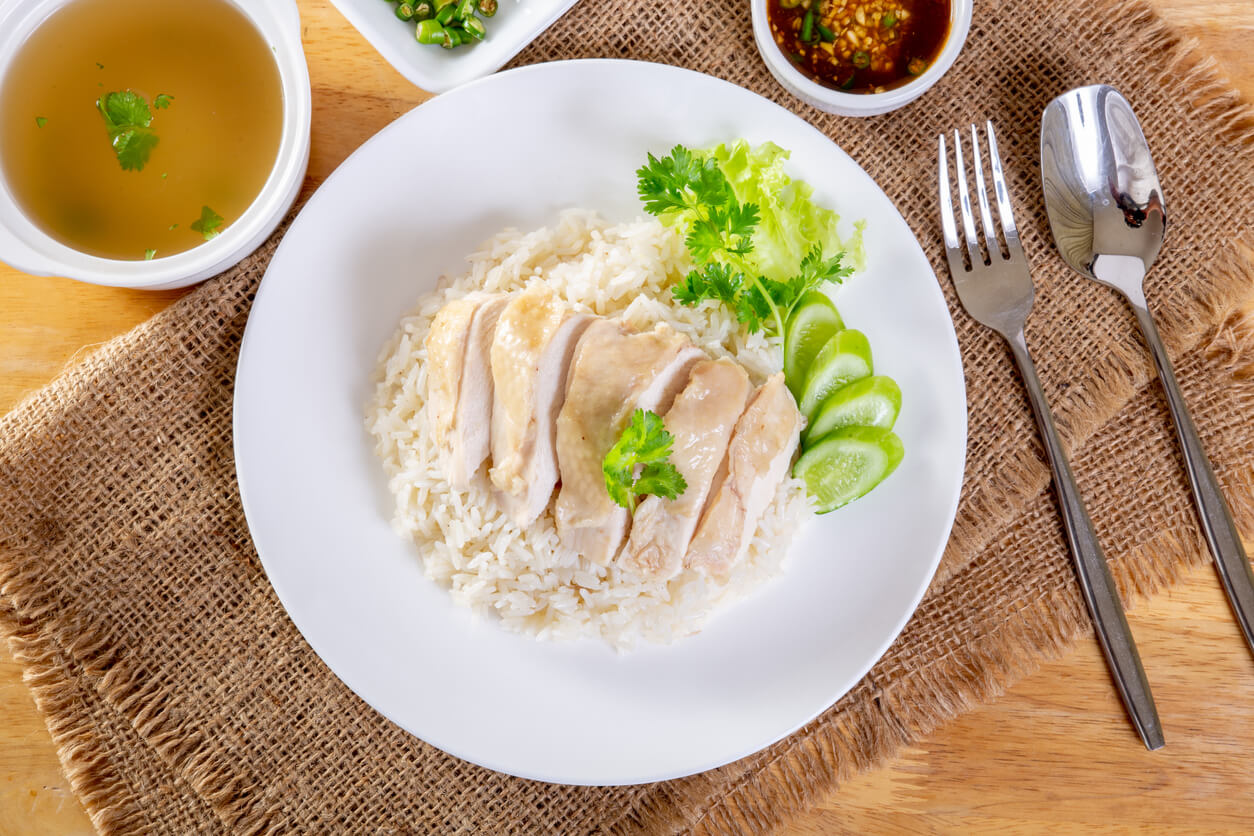 Pollo y arroz para la dieta blanda en niños