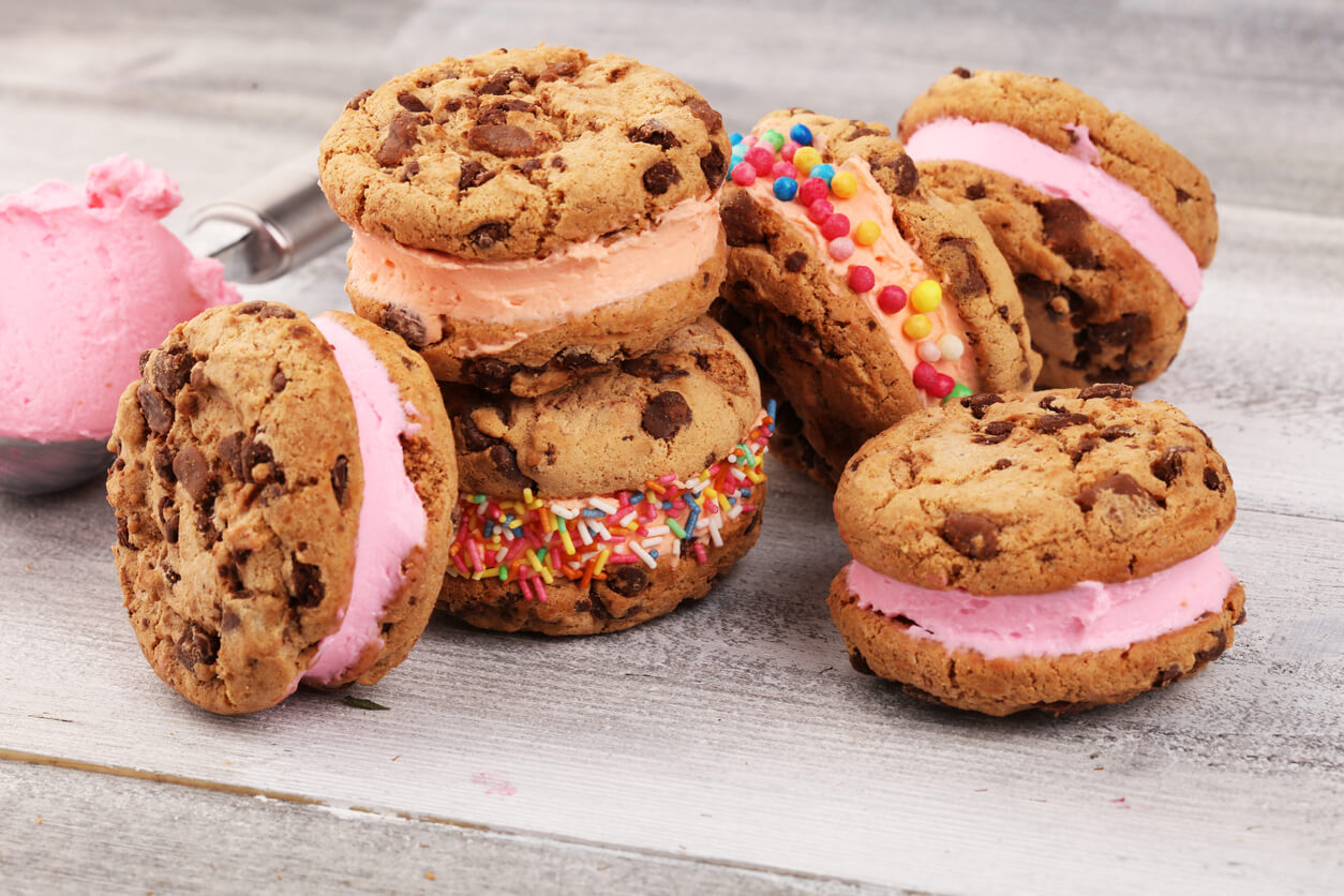 Sandwich de helado con galletas.