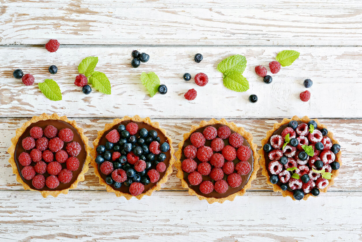 Tartaletas de chocolate y frutas.