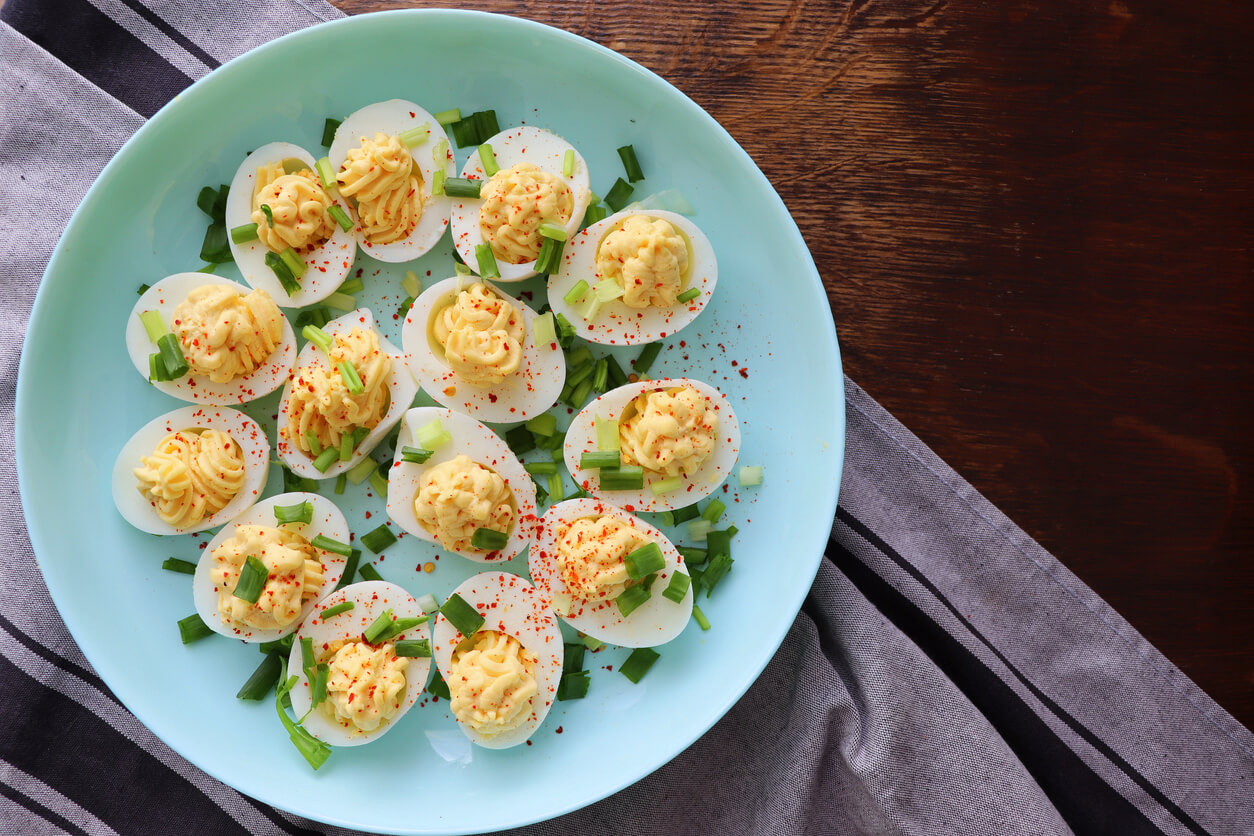 Huevos rellenos con mayonesa.