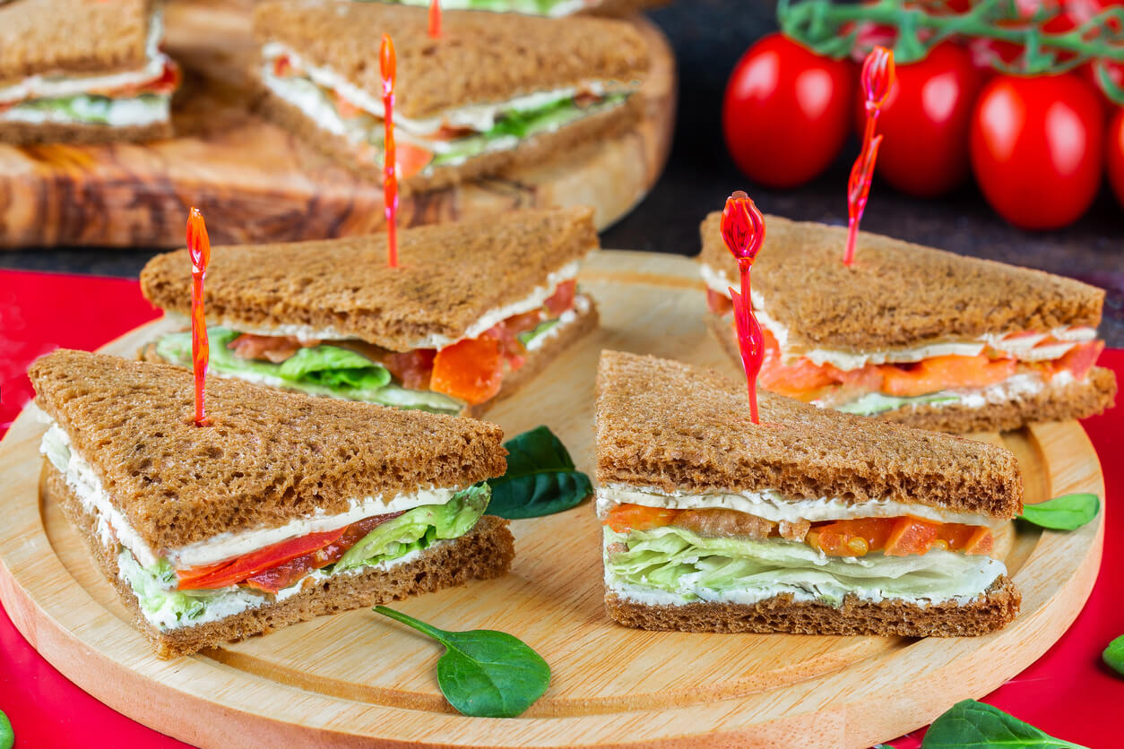 Los sándwiches son una comida ideal para un baby shower.