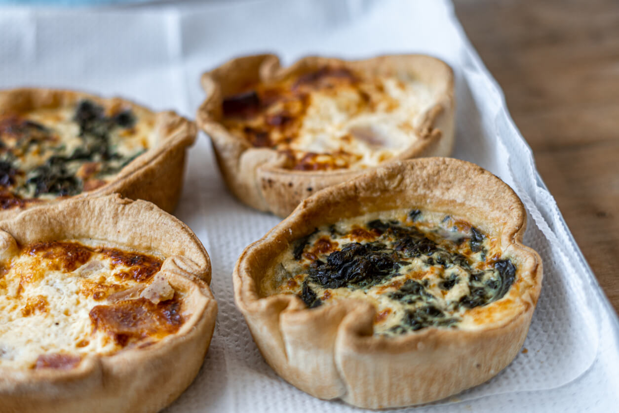 Mini quiche para picar en la comida de un baby shower.
