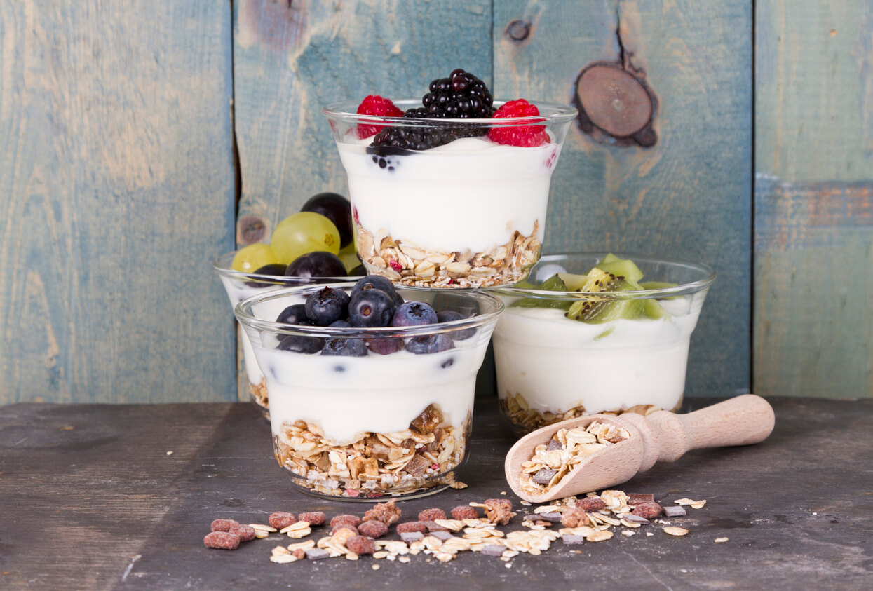 Vasitos de yogur y fruta.