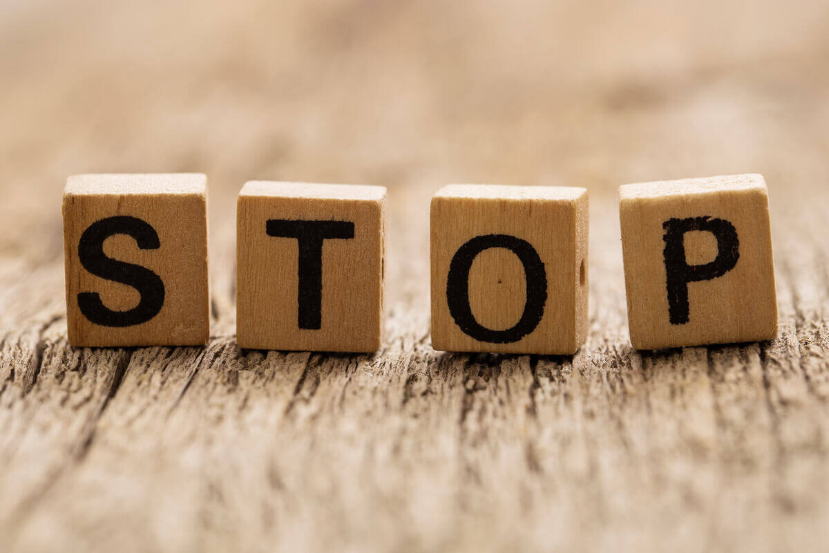 Ladrillos de madera con la palabra stop.