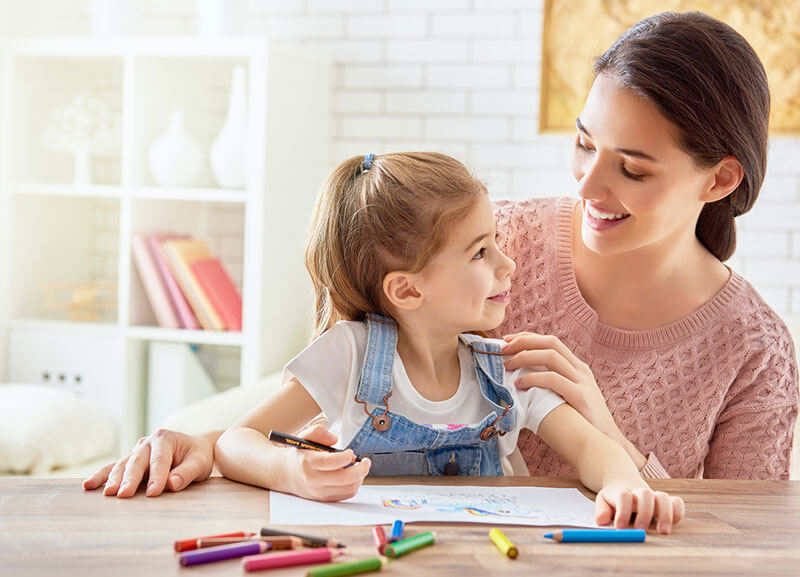 Los juegos de relajación para niños incluyen manualidades como pintar mandalas.