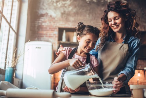 La leche contiene calcio, uno de los nutrientes de la alimentación infantil.