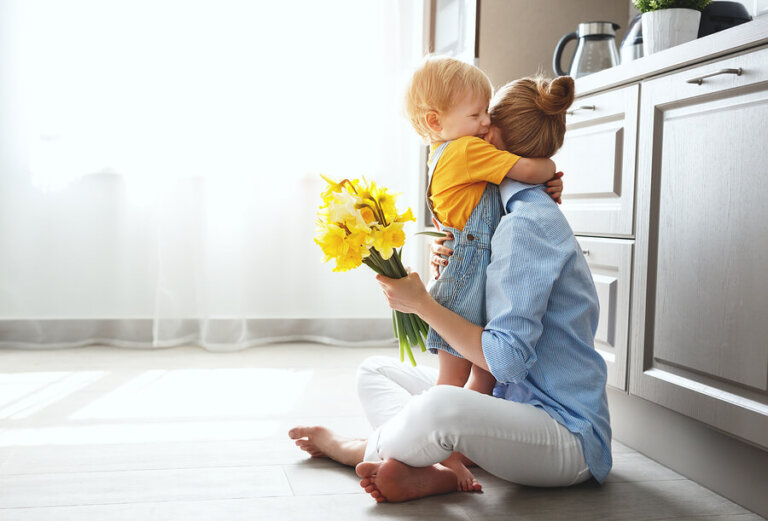 Los Niños Y Las Muestras De Cariño Eres Mamá