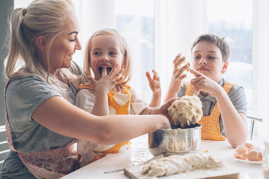 Para las madres, cocinar con niños es una actividad muy relajante y recreativa.