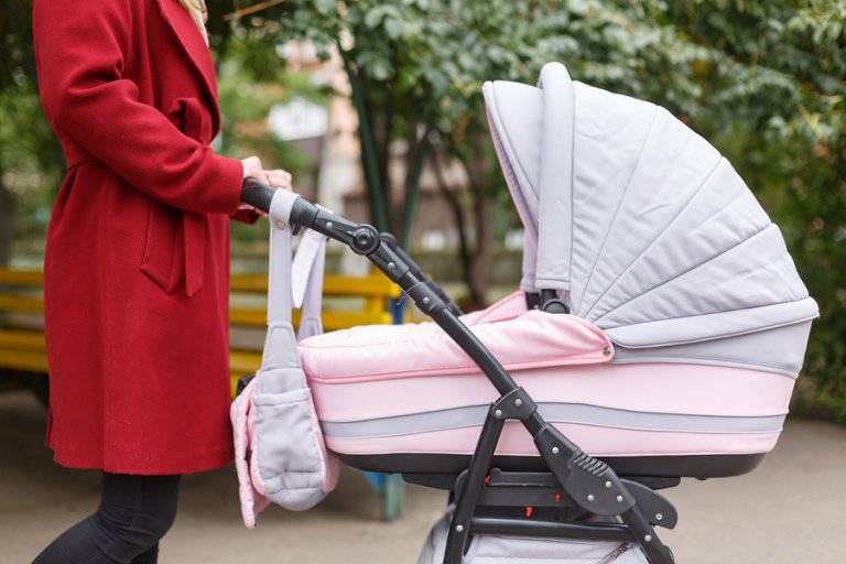 ¿Qué debo meter en la mochila del carrito para mi bebé?