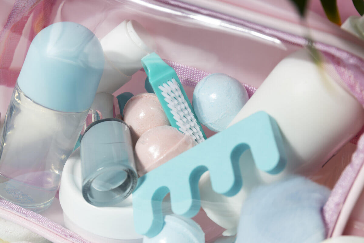 Neceser con varios productos para bebes.