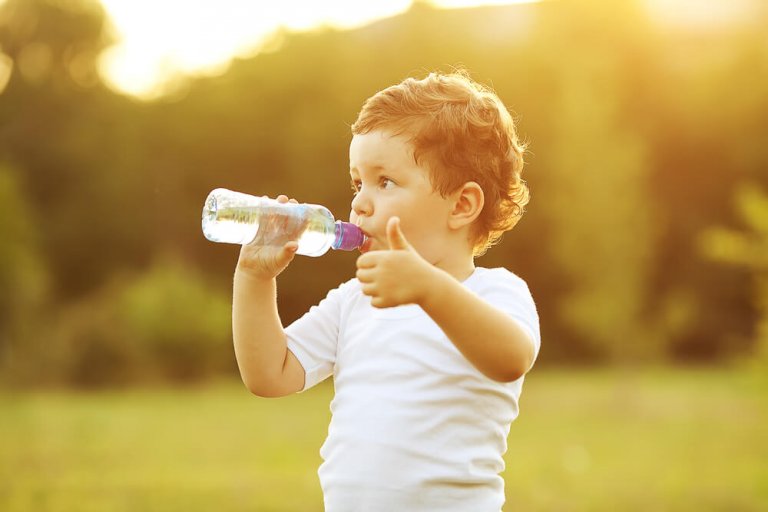 enseñar al bebé a beber agua del vaso?
