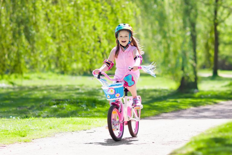 ¿Por qué es bueno enseñar a los niños a montar en bicicleta?